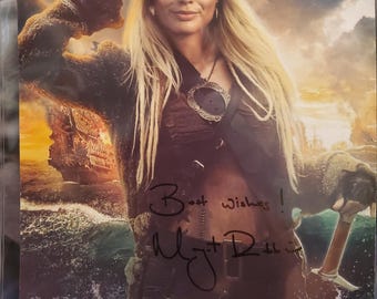 Foto auténtica de Margot Robbie firmada a mano (8x10 pulgadas). Autografiada por Harley Quinn de Piratas del Caribe y Barbie de El Lobo de Wall Street.