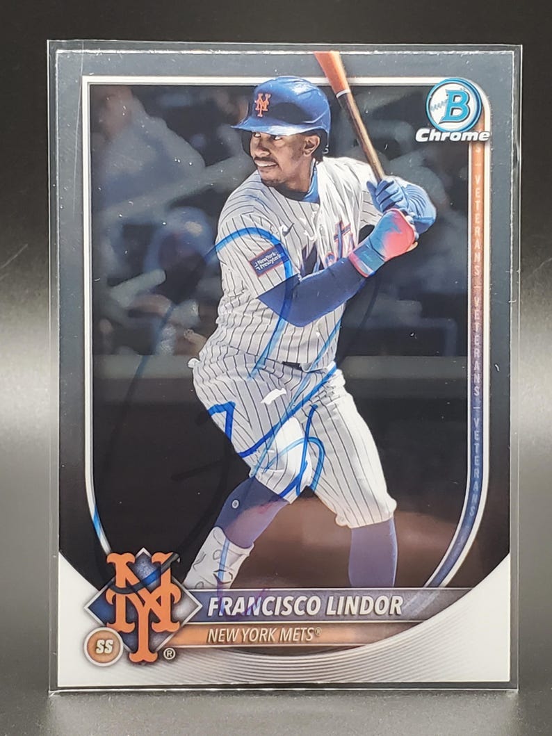 Puede incluir: Tarjeta de b&eacute;isbol con Francisco Lindor de los Mets de Nueva York en posici&oacute;n de bateo. La tarjeta tiene un acabado cromado e incluye el logotipo de Bowman Chrome. El jugador lleva un uniforme a rayas azules y blancas.