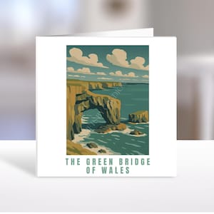Op de afbeelding: Een witte wenskaart met een illustratie van de Green Bridge of Wales. De afbeelding toont een natuurlijke rotsboog boven de zee, met kliffen en wolken op de achtergrond. De tekst "THE GREEN BRIDGE OF WALES" staat onderaan.