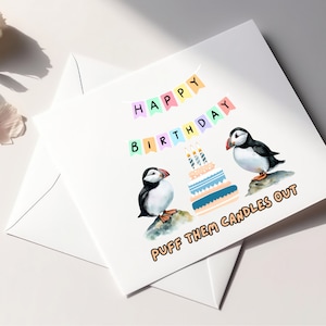 PUFFIN mit Geburtstagstorte Geburtstagskarte 15x15cm mit Umschlag.  Niedliche Pembrokeshire Papageientaucher. Kann Puffin Paar personalisieren