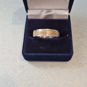 Anillo de arena de playa de acero inoxidable de 6 mm con incrustaciones de arena de 4 mm, regalo de recuerdo personalizado para esposo, esposa y novio. Envíeme su arena o use galés