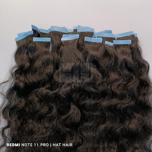 目に見えないテープ状の人毛エクステンション。100%未加工のインド産テープヘアを使用。天然人毛テープエクステンション。100グラムあたり30～35本入り。