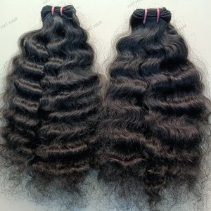 Può includere: Due pacchi di extension per capelli umani ondulati neri. Ogni pacchetto è fissato con un elastico.