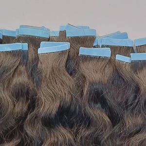 シームレステープウェーブヘアエクステンション、生のインド産ウェーブヘアシームレステープヘアエクステンション 100グラム/50グラム - 25～35テープ