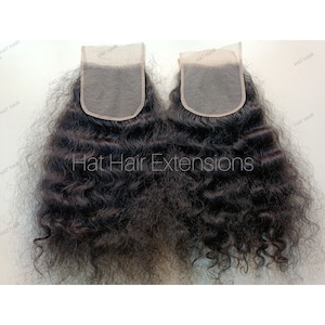 Peut inclure: Deux mèches de cheveux humains bouclés noirs avec des fermetures en dentelle. Les fermetures sont de forme carrée et de couleur brun clair.