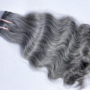 Onbewerkte grijze mensenhaarweefsels, zout en peper Indiaas onbewerkt slaaphaar, natuurlijk steil, golvend, krullend bundels van 100 gram
