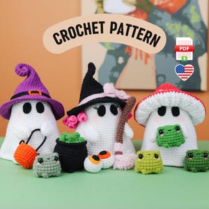 Puede incluir: Patrón de crochet PDF para hacer tres personajes de amigurumi fantasma. Los fantasmas están vestidos de bruja, hongo y fantasma con una calabaza. El patrón también incluye instrucciones para hacer cuatro pequeños amigurumis de rana.