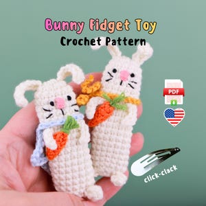 Puede incluir: Dos juguetes fidget de crochet blanco hechos a mano con narices rosas, ojos negros y accesorios de zanahoria. El texto "Bunny Fidget Toy Crochet Pattern" se muestra encima de los juguetes. También se ve un icono de PDF y un corazón con la bandera estadounidense.