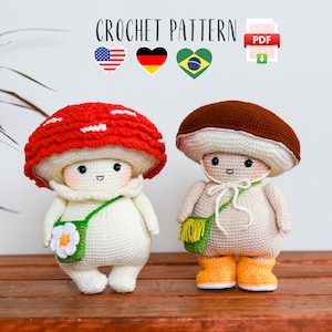Pode incluir: Duas bonecas de crochê em forma de cogumelo com rostos sorridentes, usando pequenas bolsas verdes. Uma tem um chapéu vermelho e branco, a outra um chapéu marrom e botas amarelas. A imagem inclui o texto "CROCHET PATTERN" e bandeiras.