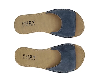 Pantoufles minimalistes et durables pour femmes – Mules en cuir suédé gris, bout large.