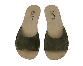 Pantoufles minimalistes pour femmes, en daim vert, à bout large.