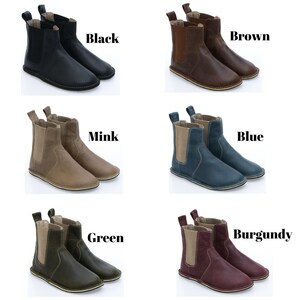 Puede incluir: Un conjunto de seis pares de botines de tobillo en varios colores, incluyendo negro, marr&oacute;n, vis&oacute;n, azul, verde y burdeos. Cada par est&aacute; hecho de cuero y tiene un dise&ntilde;o simple y cl&aacute;sico.