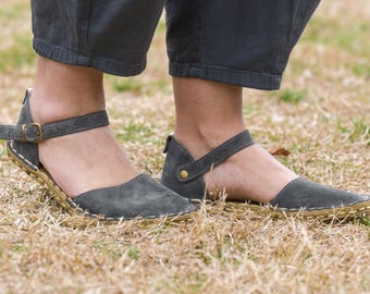 Sandalias de conexión a tierra para mujer, estilo descalzo, de piel auténtica de ante gris, con remaches de cobre.