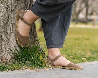 Sandalias Mary Jane descalzas con suela de cuero y puntera ancha de cobre Earthing, color topo