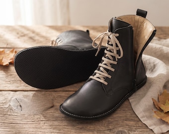 Bottes minimalistes en cuir noir, style minimaliste, mi-mollet, en cuir souple avec fermeture éclair, confortables avec un large espace pour les orteils.