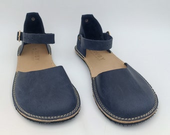 Sandalias de mujer descalzas, minimalistas, hechas a mano en color azul marino, suela de goma flexible cómoda de cuero genuino