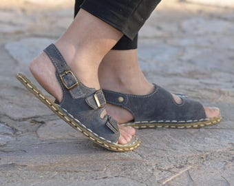 Sandalias de conexión a tierra para mujer, estilo descalzo, con remaches de cobre, de gamuza gris y piel auténtica.