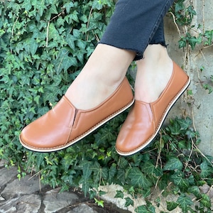 Barfota läderloafers: Bruna minimalistiska mockasiner, bred tåbox