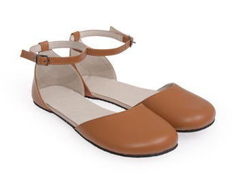 Sandales minimalistes Mary Jane couleur fauve en cuir véritable, bout large.