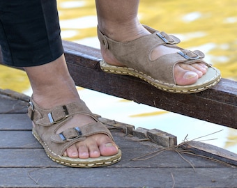 Sandalias descalzas hechas a mano: piel de ante color topo, puntera ancha.