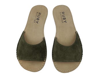 Pantuflas minimalistas sostenibles para mujer – Sandalias minimalistas de ante verde oliva, con puntera ancha, calzado natural hecho a mano.