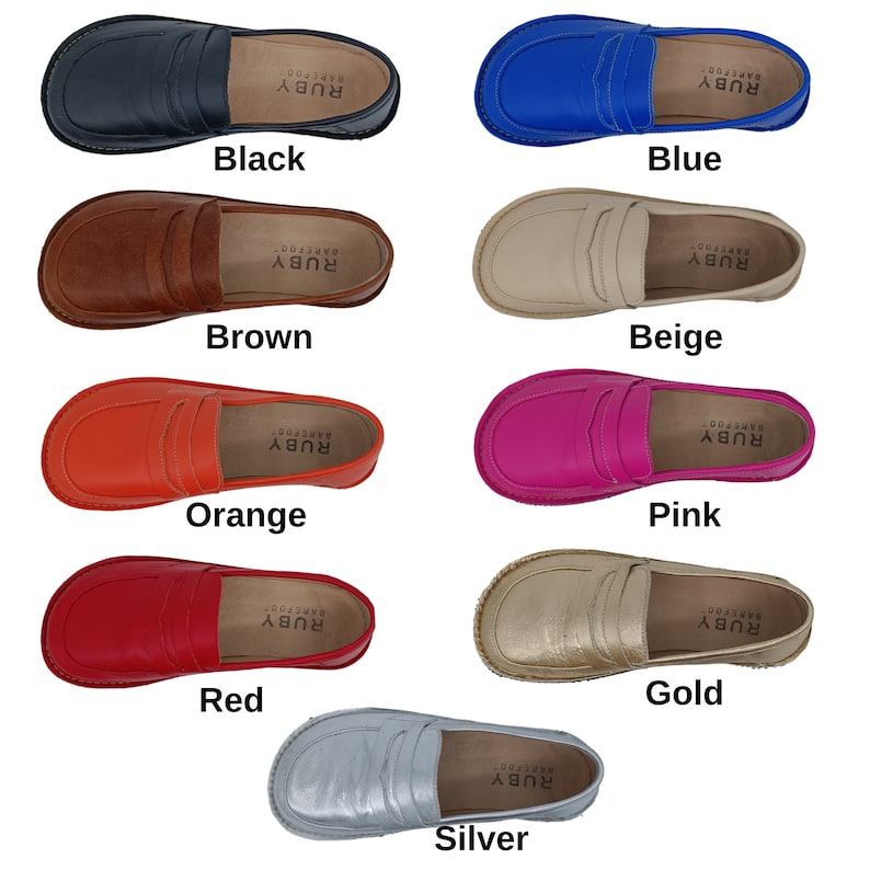 Peut inclure: Neuf paires de mocassins en cuir dans diff&eacute;rentes couleurs, notamment noir, bleu, marron, beige, orange, rose, rouge, or et argent. Chaque mocassin porte l'inscription "RUBY" et "BAREFOOT" sur la semelle int&eacute;rieure.