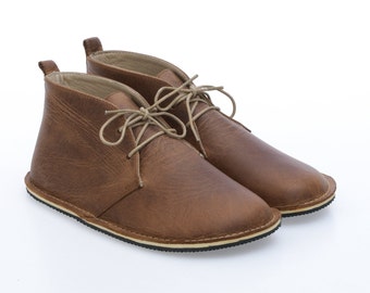 Bottines minimalistes en cuir marron faites main : bout large, talon plat.