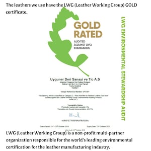 K&ouml;nnte beinhalten: Ein gr&uuml;nes, blattartiges Logo mit dem Text "GOLD RATED" in goldenen Buchstaben. Das Logo ist umgeben vom Text "LWG ENVIRONMENTAL STEWARDSHIP AUDIT" und "AUDITED AGAINST LWG STANDARDS". Unter dem Logo befindet sich der Text "Uyguner Deri Sanayi ve Tic A.S" sowie Informationen &uuml;ber den Standort des Unternehmens und die eindeutige Referenznummer. Der Text "LWG (Leather Working Group) ist eine gemeinn&uuml;tzige, mehrpartnerige Organisation, die f&uuml;r die weltweit f&uuml;hrende Umweltzertifizierung f&uuml;r die Lederindustrie verantwortlich ist." befindet sich am unteren Rand des Bildes.