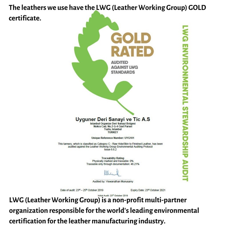 K&ouml;nnte beinhalten: Ein gr&uuml;nes, blattartiges Logo mit dem Text "GOLD RATED" in goldenen Buchstaben. Das Logo ist umgeben vom Text "LWG ENVIRONMENTAL STEWARDSHIP AUDIT" und "AUDITED AGAINST LWG STANDARDS". Unter dem Logo befindet sich der Text "Uyguner Deri Sanayi ve Tic A.S" sowie Informationen &uuml;ber den Standort des Unternehmens und die eindeutige Referenznummer. Der Text "LWG (Leather Working Group) ist eine gemeinn&uuml;tzige, mehrpartnerige Organisation, die f&uuml;r die weltweit f&uuml;hrende Umweltzertifizierung f&uuml;r die Lederindustrie verantwortlich ist." befindet sich am unteren Rand des Bildes.