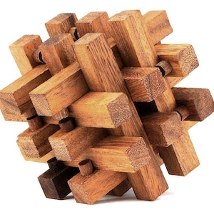 Könnte beinhalten: Ein Holzpuzzle mit einem komplexen Design, das aus mehreren ineinandergreifenden Teilen besteht. Das Puzzle ist aus hellbraunem Holz gefertigt und hat eine natürliche Oberfläche.