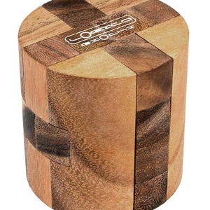 Può includere: Un puzzle di legno a forma di cilindro con un motivo a venature di legno marrone e marrone chiaro. Il puzzle è composto da più pezzi che si incastrano per formare un cilindro. Il puzzle ha una piccola etichetta bianca sulla parte superiore che dice "LOOSE CHANGE".