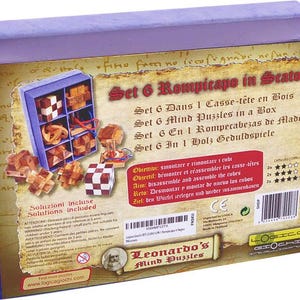 Puede incluir: Un juego de caja púrpura que contiene seis rompecabezas de madera. La caja presenta texto en varios idiomas, incluyendo "Set 6 En 1 Rompecabezas de Madera". Los rompecabezas son de varias formas y diseños, con una dificultad de dos estrellas.