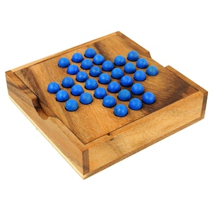 Könnte beinhalten: Ein Holzspielbrett mit einer Schiebeschublade und blauen Murmeln. Das Brett ist aus hellbraunem Holz und hat eine natürliche Holzmaserung. Die Murmeln sind in einem Muster auf dem Brett angeordnet.