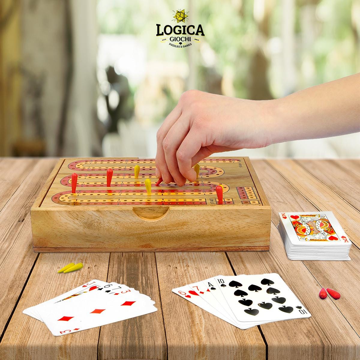 House of Marbles - Gioco da tavola Cribbage, con carte, chiodini e tavoletta di legno - Giochi e Prodotti per l'Età Evolutiva