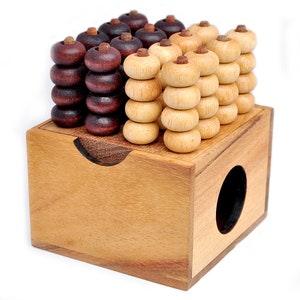 Op de afbeelding: Een houten doos spel met een gat aan de zijkant. Het spel bevat 12 houten pinnen, 6 bruin en 6 naturel hout.