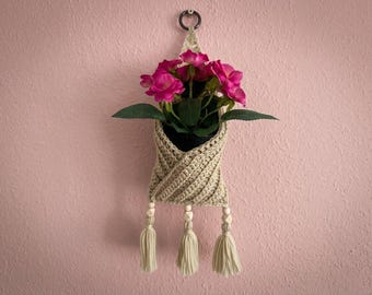 Boho Wall Pocket | Crochet modern wall decor with tassels, in German, English, French, and Italian