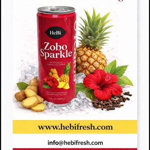 K&ouml;nnte beinhalten: Eine rote Dose Zobo Sparkle-Getr&auml;nk mit Ananas, Hibiskusbl&uuml;te und Ingwerscheiben. Die Dose hat 355 ml. Die Website www.hebifresh.com ist abgebildet.