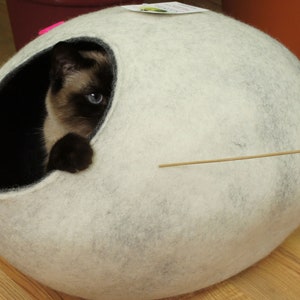 Cat bed, cat house, cat cave. Size XL (for 7-10 kg/16-22 lbs. cat). Natural sheep wool. Hand felted. Color snow white..