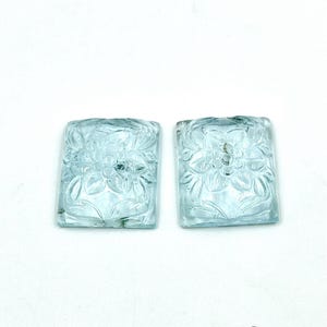Incredibile coppia di acquamarine di alta qualità al 100% naturali, intagliate con fantasia, 37,70 crt. Stile incredibile, costosa, foglia posteriore in acquamarina.