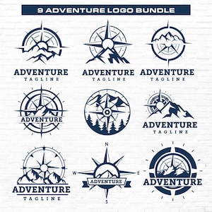Peut inclure: Un ensemble de neuf logos sur le thème de l'aventure en bleu foncé disposés en grille. Chaque logo présente une rose des vents combinée à des silhouettes de montagnes, des pins ou des cadres circulaires. Le texte 9 ADVENTURE LOGO BUNDLE figure en haut.