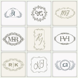 Può includere: Nove diversi design di monogrammi in una griglia quadrata. Ogni design presenta due o tre lettere maiuscole all'interno di cornici decorative, tra cui ghirlande floreali e bordi ornati. La tavolozza dei colori è tenue, con sfumature di grigio, verde e blu.