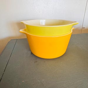 Vintage Pyrex orange and yellow round casserole baker/ vintage Pyrex dishes/ no lids/ cottage core dishes