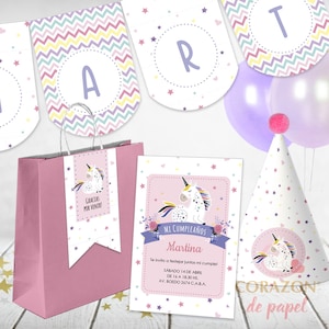 Puede incluir: Un conjunto de fiesta con temática de unicornio, que incluye una pancarta, una bolsa de regalo, una invitación y un gorro de fiesta. La pancarta tiene un patrón de chevrón y la invitación dice "Mi Cumpleaños Martina". El conjunto es en tonos de rosa, morado y blanco.