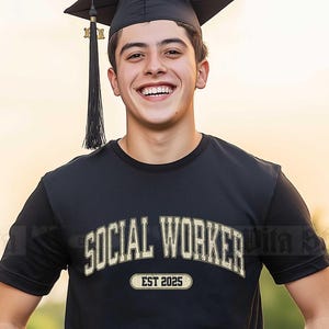 Kundengerechtes Abschluss-T-Shirt der Sozialarbeiter für neuen College-Graduierten, Glückwunsch-Berater Est Datum-Hemd, Uni-Schriftart, Unisex-Jersey