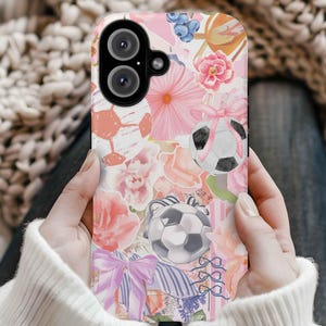 Fußball Collage iPhone Hülle, Girly Fußball, Magsafe Cases, Frühlingsblumen, Fußball Mutter Geschenk, Kokette Schleifen, Damen Sport Accessoires, Sommer