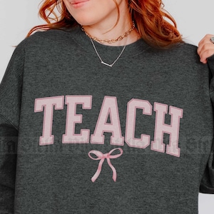Sudadera con letras de la universidad, camiseta con lazo rosa coqueto, camiseta para profesora, regalo para profesora, camiseta de moda, chica suave