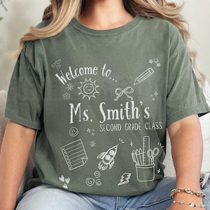 Camiseta com o nome do professor da segunda série, camiseta personalizada com cartão-postal de volta às aulas, camiseta com rabiscos para o nível da segunda série, camiseta com cores confortáveis para professores