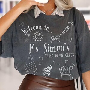 Camiseta com nome de professor da terceira série, camiseta personalizada com cartão postal de volta às aulas, camiseta com rabiscos para cada série, camiseta Comfort Colors Ensine a terceira série
