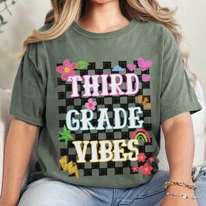 Dritte Klasse Vibes Lehrer Shirt, 3.Klasse Team Zurück zu Schult-Shirt, Gekritzel T-Shirt, Komfortfarben Lehren 3.T-Shirt, Karo