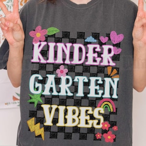 Camiseta de professora Kindergarten Vibes, camiseta de volta às aulas do Kinder Team, camiseta com rabiscos para cada série, camiseta xadrez, camiseta Comfort Colors Teach Kinder
